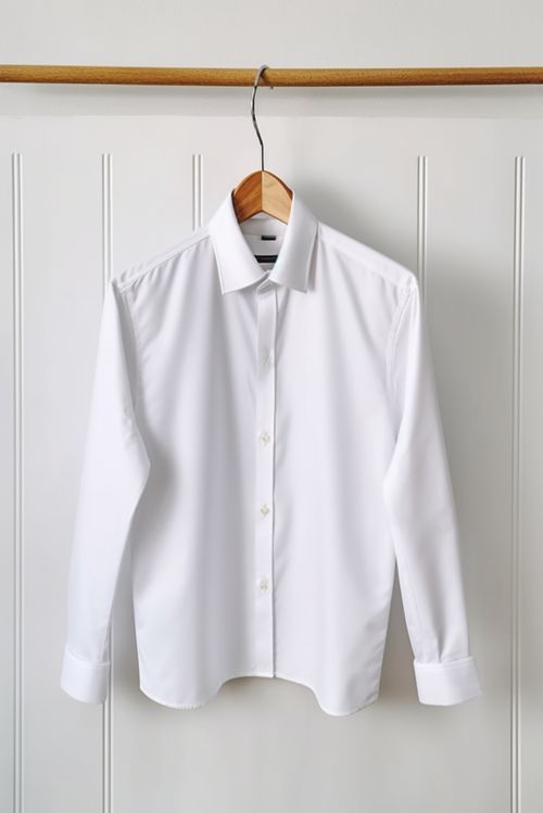 白衬衫衣服挂在架子上摄影图片 摄影图